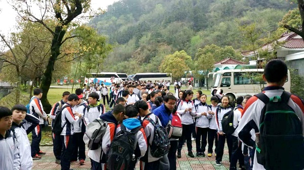 1493797318656011358.jpg 研学旅游团在大王洞景区.jpg