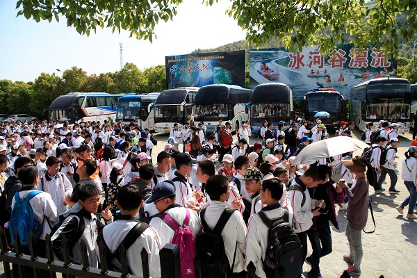 1493797334735038139.jpg 研学旅游团在九华天池景区.jpg